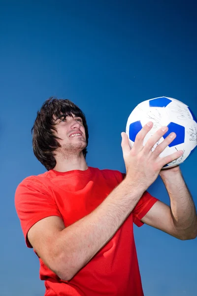 Ragazzo con palla su sfondo blu — Foto Stock