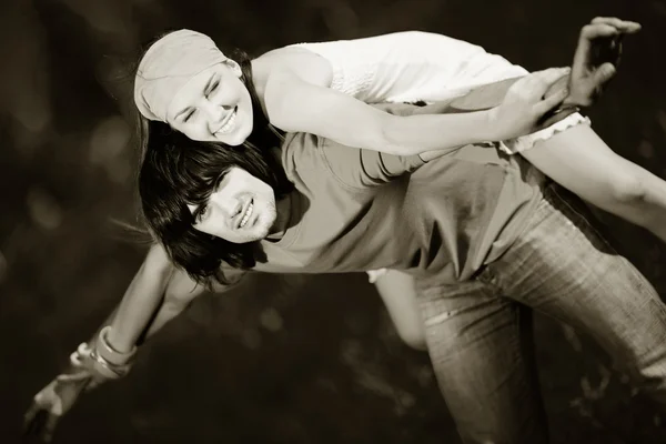 Μακρυμάλλης κορίτσι με αγόρι στο γρασίδι — Φωτογραφία Αρχείου