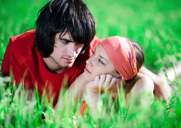 Chica de pelo largo con chico en la hierba — Foto de Stock