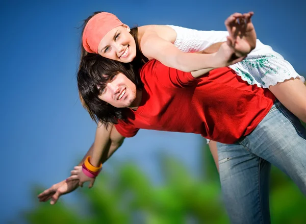 Långhåriga flicka med pojken på gräs — Stockfoto