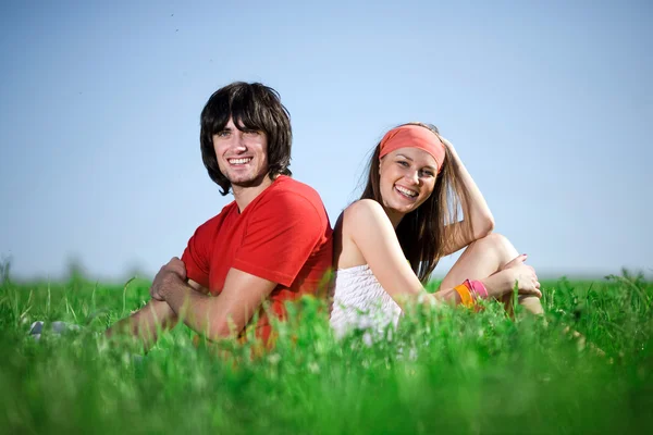 Fille aux cheveux longs avec garçon sur l'herbe — Photo