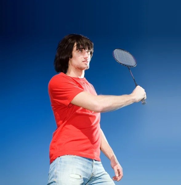 Niño con raqueta sobre fondo azul — Foto de Stock