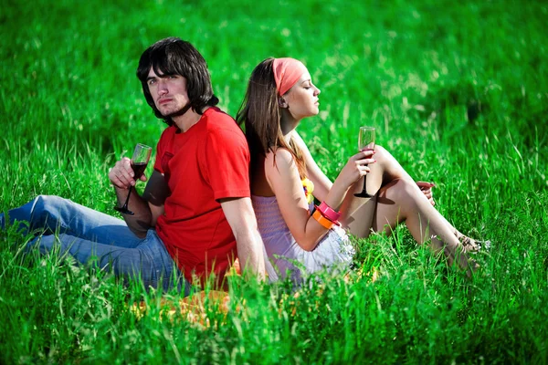 Красива дівчина і хлопчик на траві — стокове фото