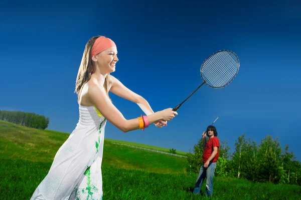 素敵な女の子と男の子の草の上 — ストック写真