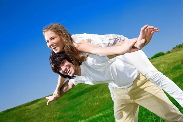 Nettes Mädchen und Junge auf Gras — Stockfoto