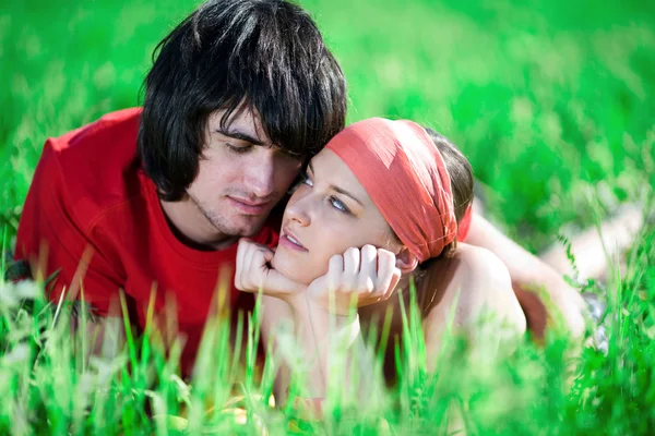 Nettes Mädchen und Junge auf Gras — Stockfoto