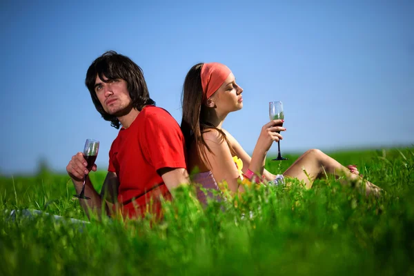 Lachende meisje en jongen op gras — Stockfoto