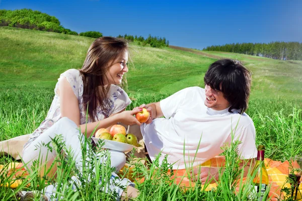 Улыбающаяся девочка и мальчик на траве — стоковое фото