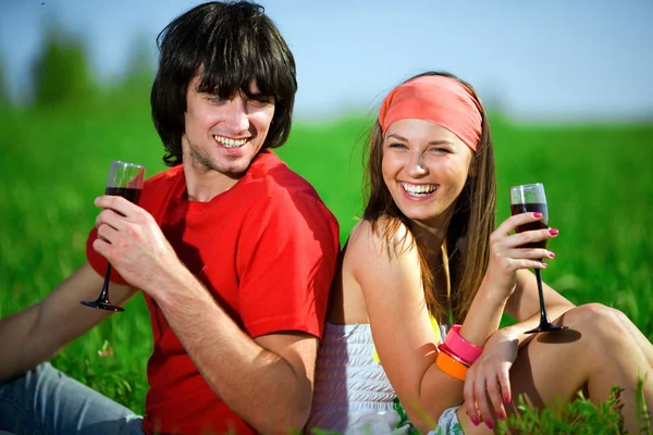 Усміхнена дівчина з хлопчиком на траві — стокове фото