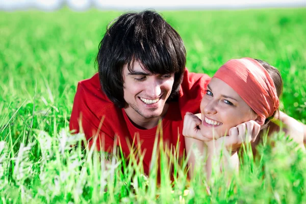 Sorrindo menina com menino na grama — Fotografia de Stock