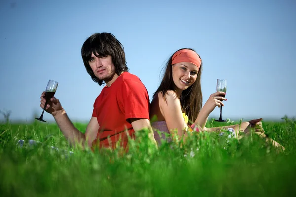 Lachende meisje met jongen op gras — Stockfoto