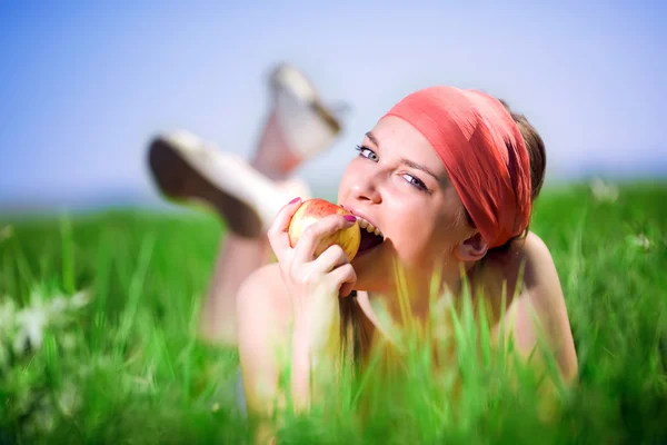Buena chica en pañuelo con manzana — Foto de Stock