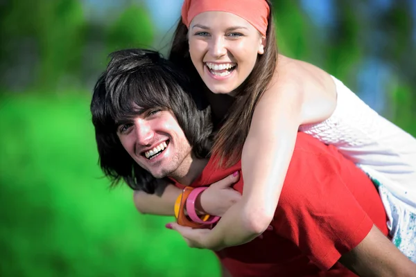 Sorrindo menina com menino na grama — Fotografia de Stock