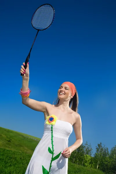 Menina sorridente com raquete — Fotografia de Stock
