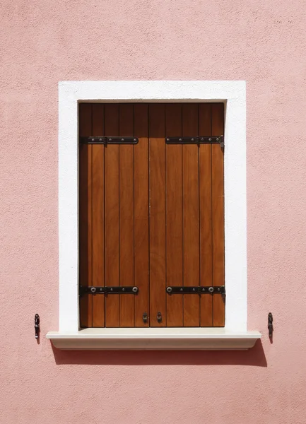 Okno růžový dům — Stock fotografie