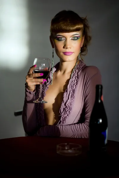 Menina com vinho — Fotografia de Stock