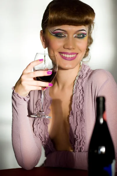 Chica sonriente con vino —  Fotos de Stock
