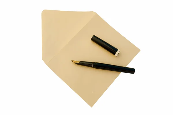 Ручка с пустым конвертом - изолированная — стоковое фото