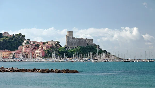 Castillo y puerto deportivo de Lerici - en el Mediterráneo —  Fotos de Stock