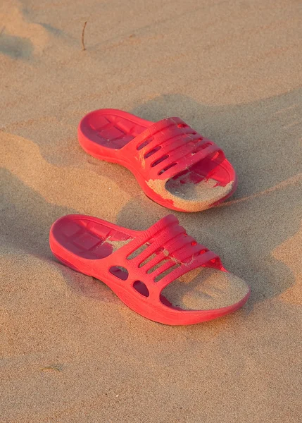 Pantoufles sur la plage de sable — Photo