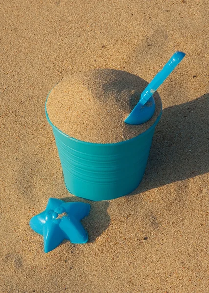 모래 해변에서 파란 플라스틱 장난감 — 스톡 사진