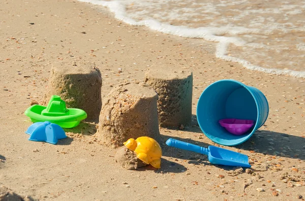 모래 해변에 다채로운 플라스틱 장난감 — 스톡 사진