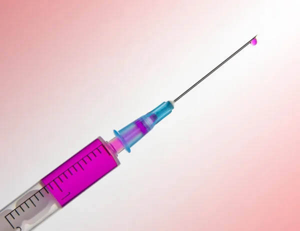 Jeringa con vacuna rosa — Foto de Stock