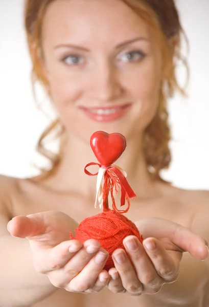 Mulher com bola vermelha de fios e coração — Fotografia de Stock