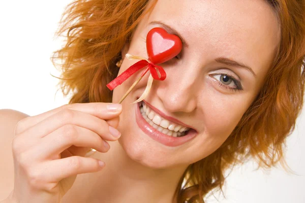 Mulher sorridente com coração vermelho — Fotografia de Stock