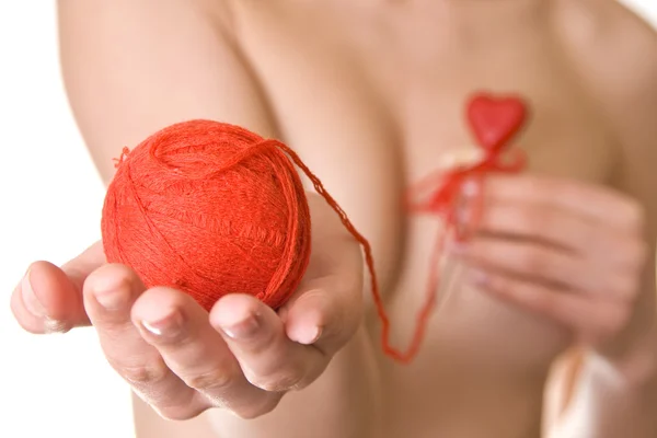 Woman with red ball of threads and heart — Stock Photo, Image