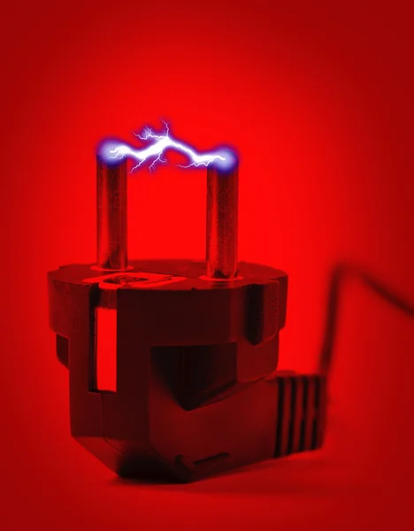 Enchufe eléctrico con relámpago —  Fotos de Stock