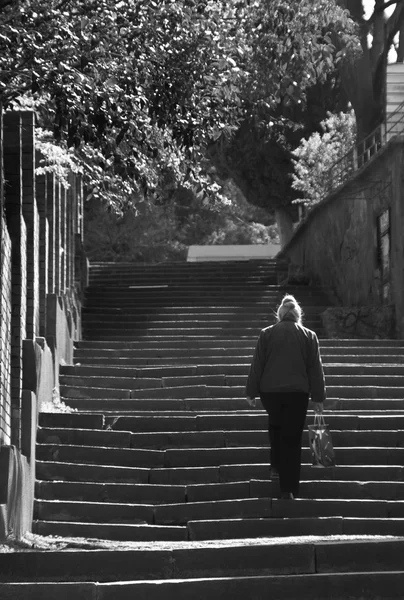 Alte Frau geht Treppe hinauf — Stockfoto