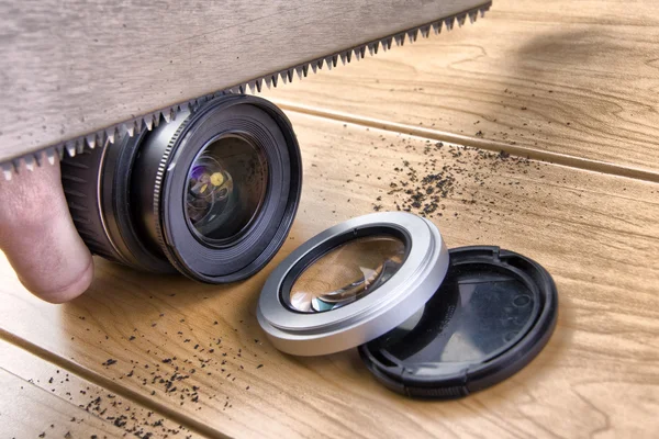 Fotógrafo serra uma lente — Fotografia de Stock