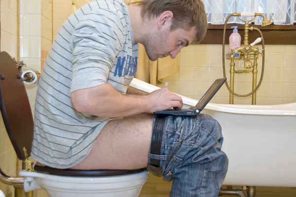 Blogger in toilet — Stockfoto