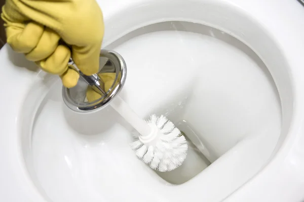 Уборка туалета — стоковое фото