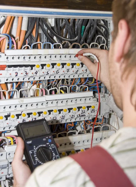 Elettricista al lavoro — Foto Stock