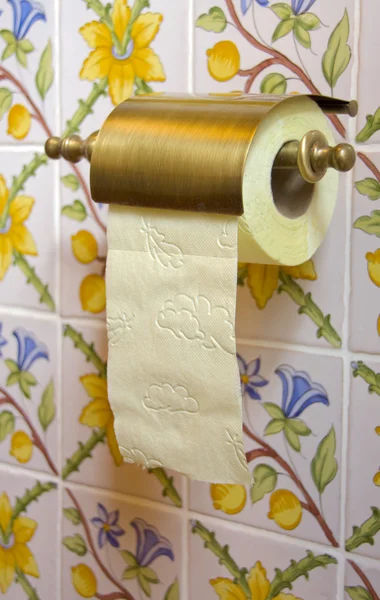 Gelbes Toilettenpapier — Stockfoto