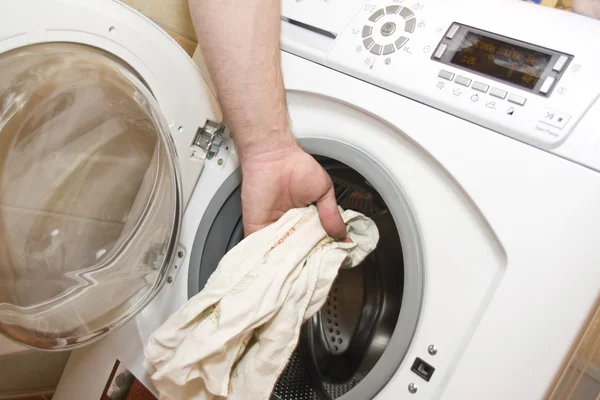 Carregando a máquina de lavar roupa — Fotografia de Stock