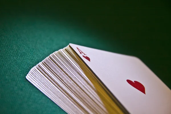 Spela kort på bordet — Stockfoto