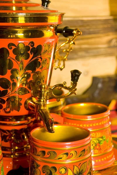 컵과 전통적인 러시아 사 모 바르 — 스톡 사진