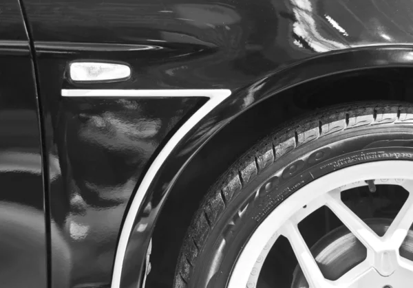 Car wheel. Black and white — Stock Photo, Image