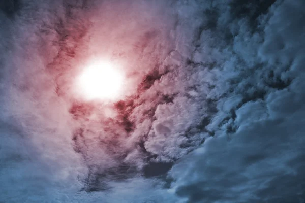 Dramatischer bewölkter Himmel und rote Sonne — Stockfoto