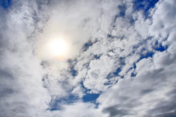Bewölkter Himmel und Sonne — Stockfoto