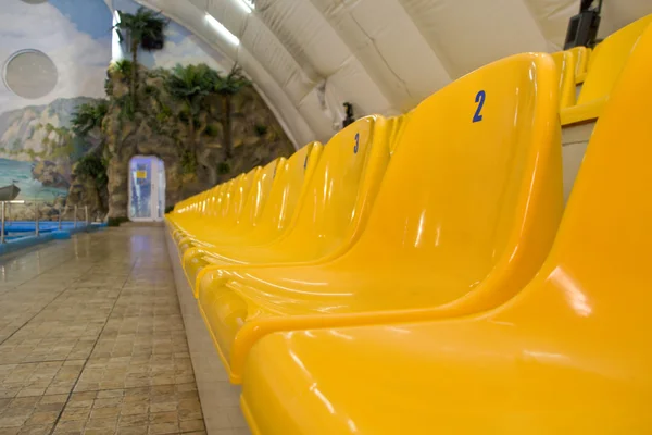 Gelbe Sitzreihen — Stockfoto