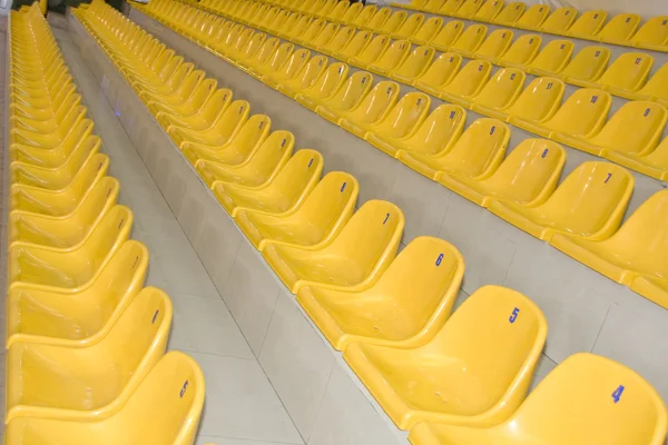 黄色の席の行 — ストック写真