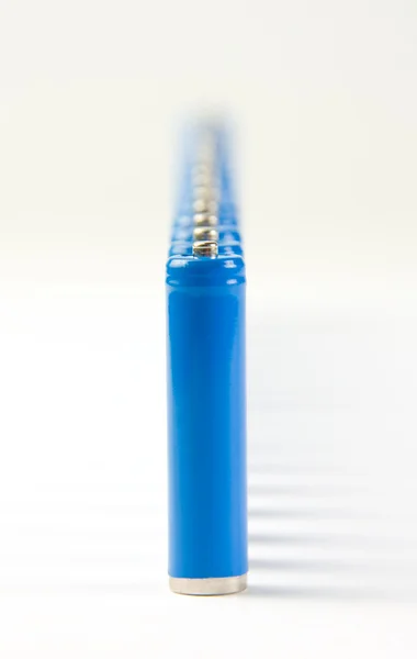 Fila de baterias azuis — Fotografia de Stock