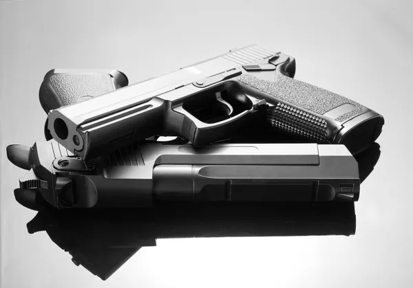 Two handguns — Stock Photo, Image