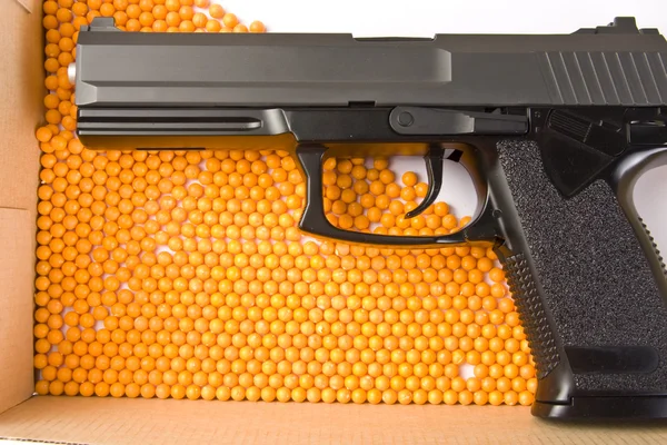 Пневматический пистолет и шарики — стоковое фото