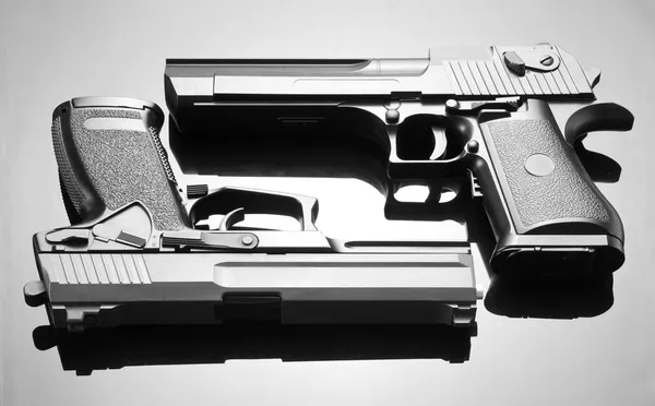 Zwei Handfeuerwaffen — Stockfoto