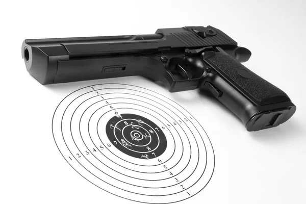 Objetivo con agujeros y pistola — Foto de Stock